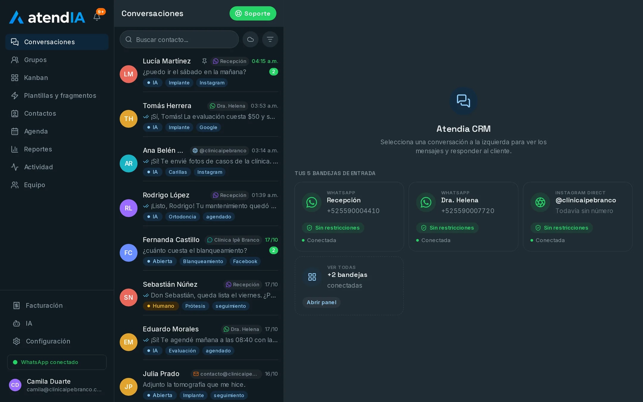 Panel de atendIA en tema oscuro: la lista de conversaciones de WhatsApp, Instagram, Messenger y correo con etiquetas y el sello de la IA, y las cinco bandejas de entrada conectadas